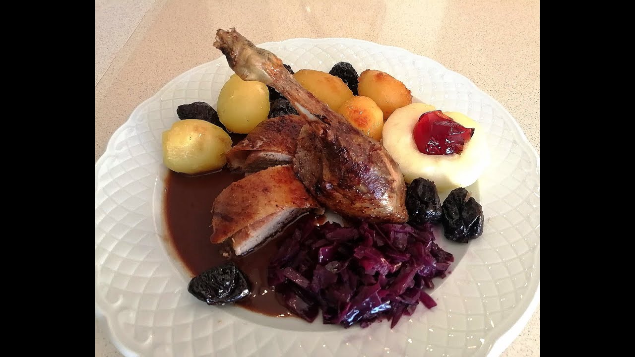 Nadal a Dinamarca. Ànec al forn, amb pomes, prunes i salsa fosca.