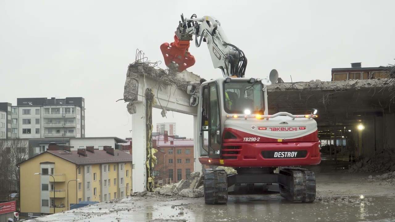 Takeuchi TB290-2 gör rivning på tak