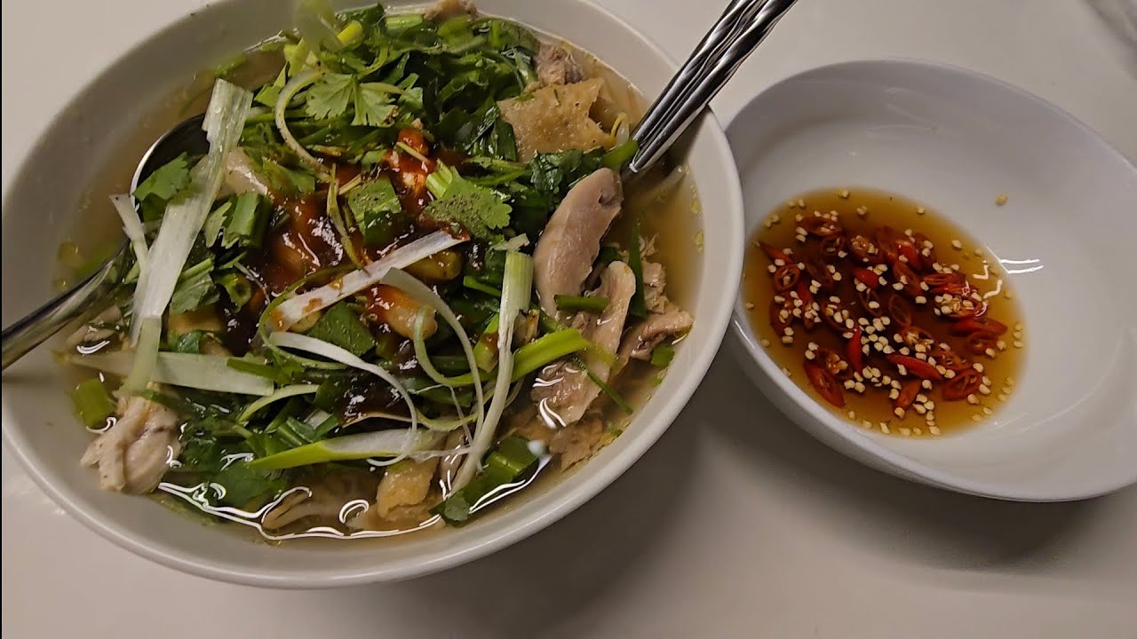 Vietnamesisches phở mit Frischem Suppenhuhn ( phở gà) 