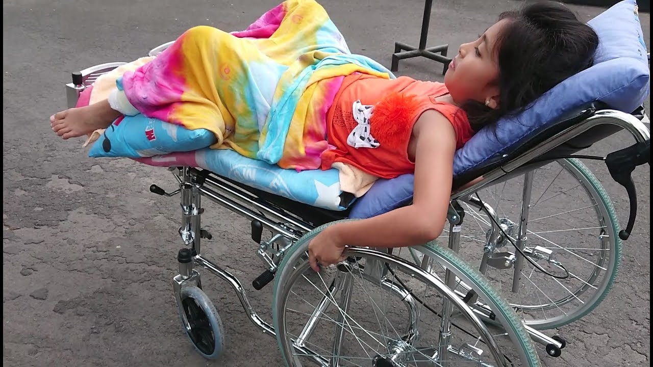 Aku Ingin Cepat Sembuh Tetap Semangat Walau Jalan Pakai Kursi Roda