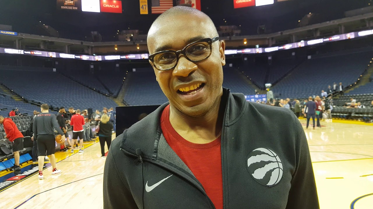 NBA Finals 2019 : Patrick Mutombo, assistant coach des Toronto Raptors au micro de Cyrille Ngario