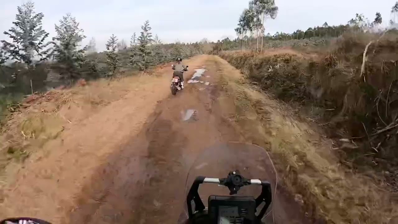 ¿Puedes hacer off road con una Hanway Scrambler 125cc? Nuestra amiga Miriam sale a comprobarlo