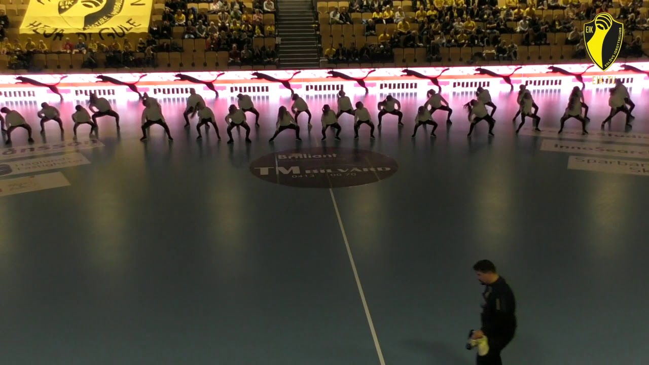 Attitude69 dansar i pausen i matchen mellan Eslövs IK och OV Helsingborg
