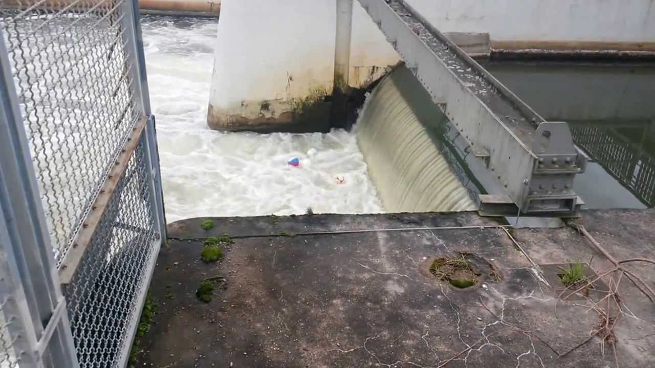 Wehr auf der Nidda - B&auml;lle im Sog der Wasserwalze gefangen