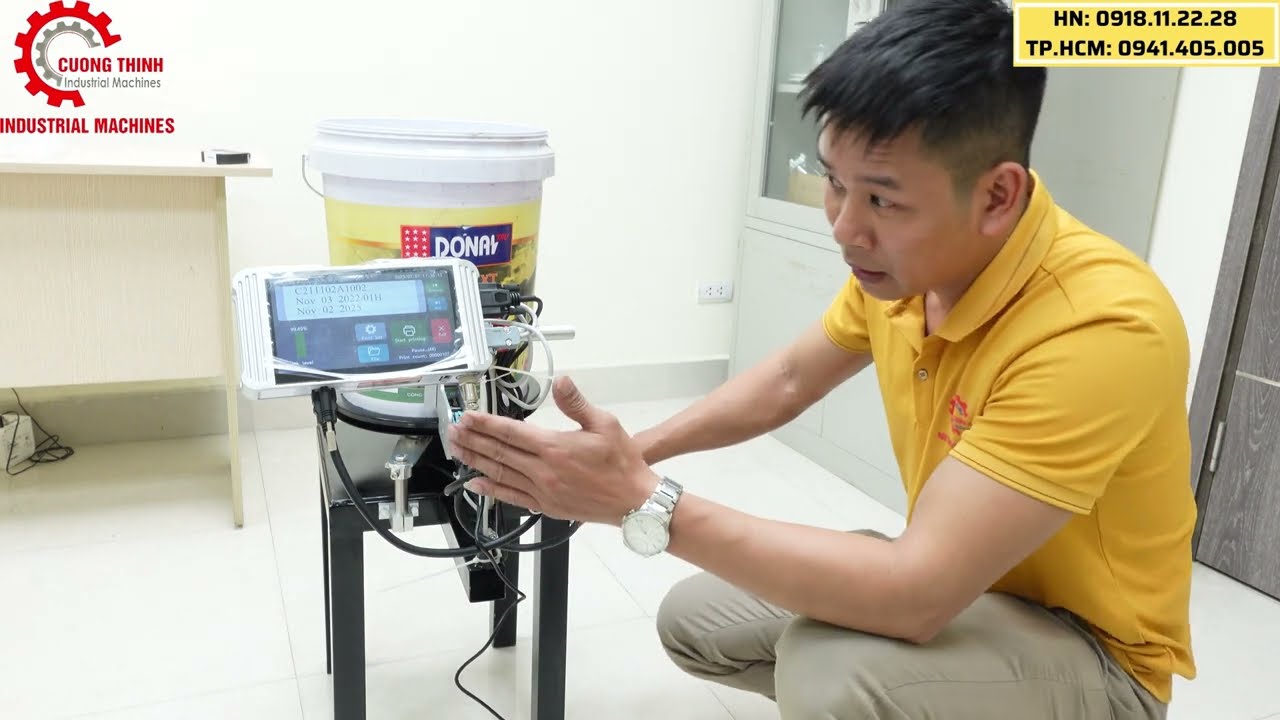 In date thùng sơn bằng máy in phun tự động