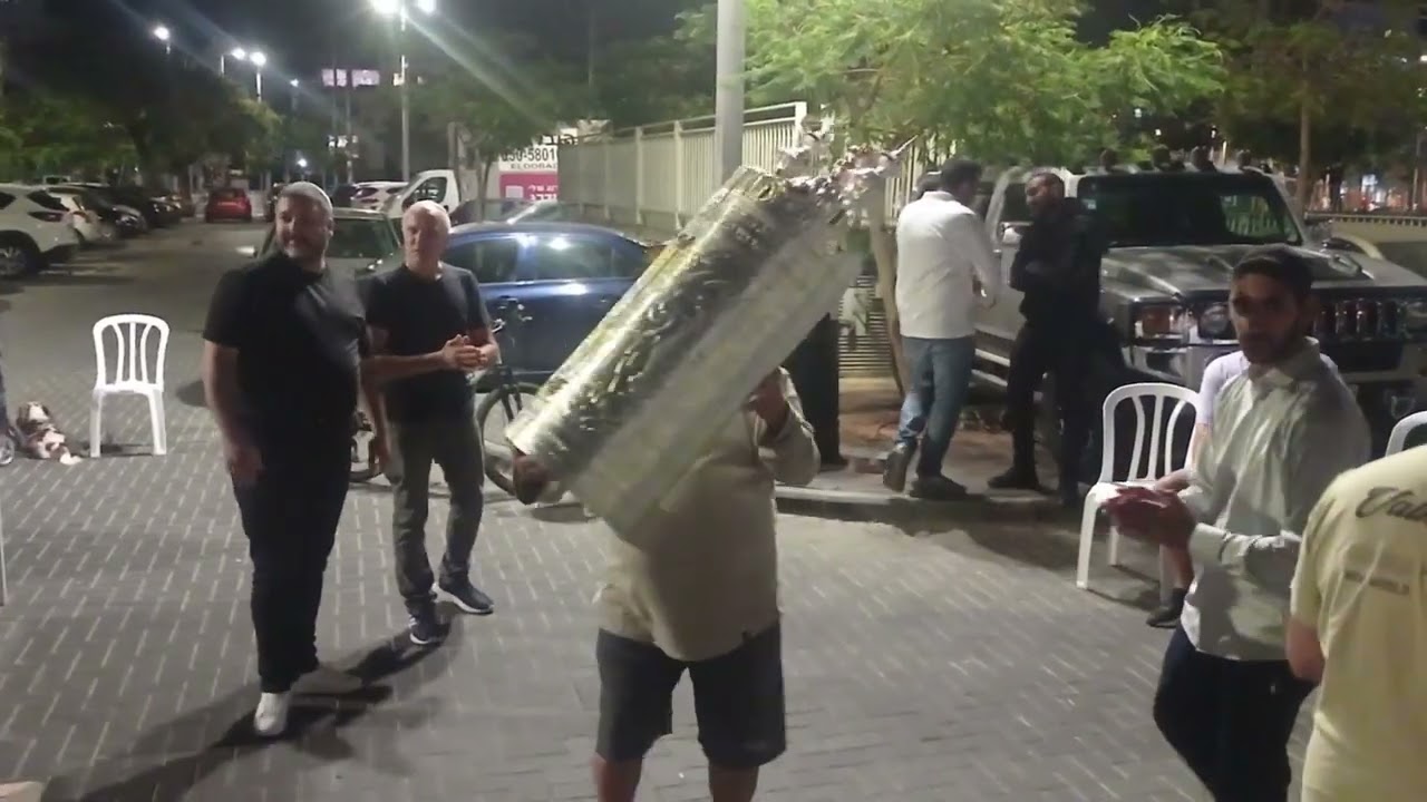 1) שמחת תורה הרב מרדכי דרעי שליטא מניסים צוקרל...