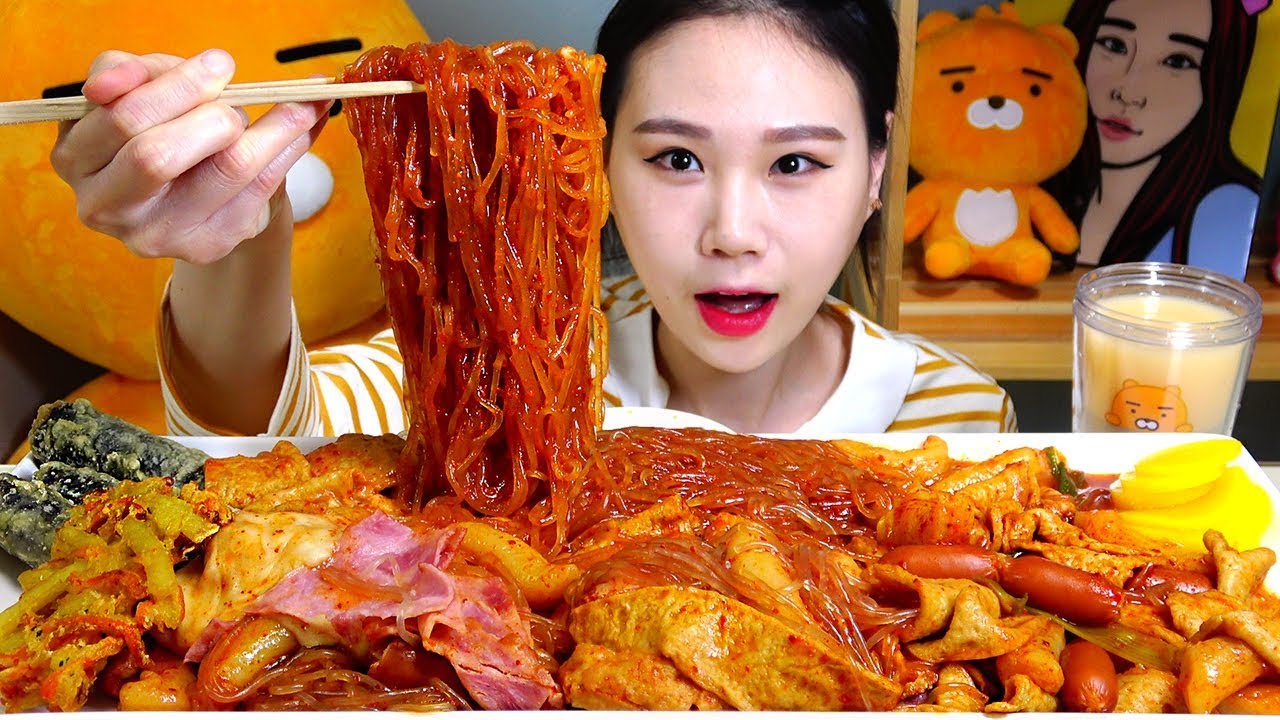 Yupdduk Новое меню Tteokbokki! Менее острый со стеклянной лапшой и беконом Mukbang Eating Show