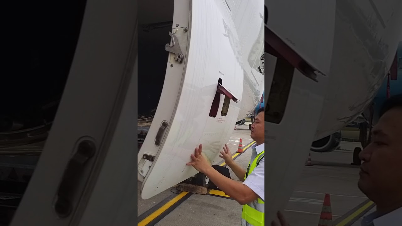EMBRAER 190 CARGO DOOR OPERATION
