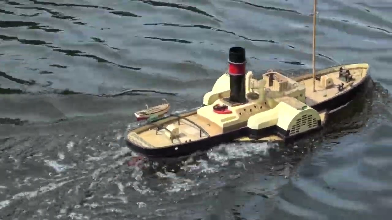 RC Graupner Glasgow 4 piston steam tug run on the pond