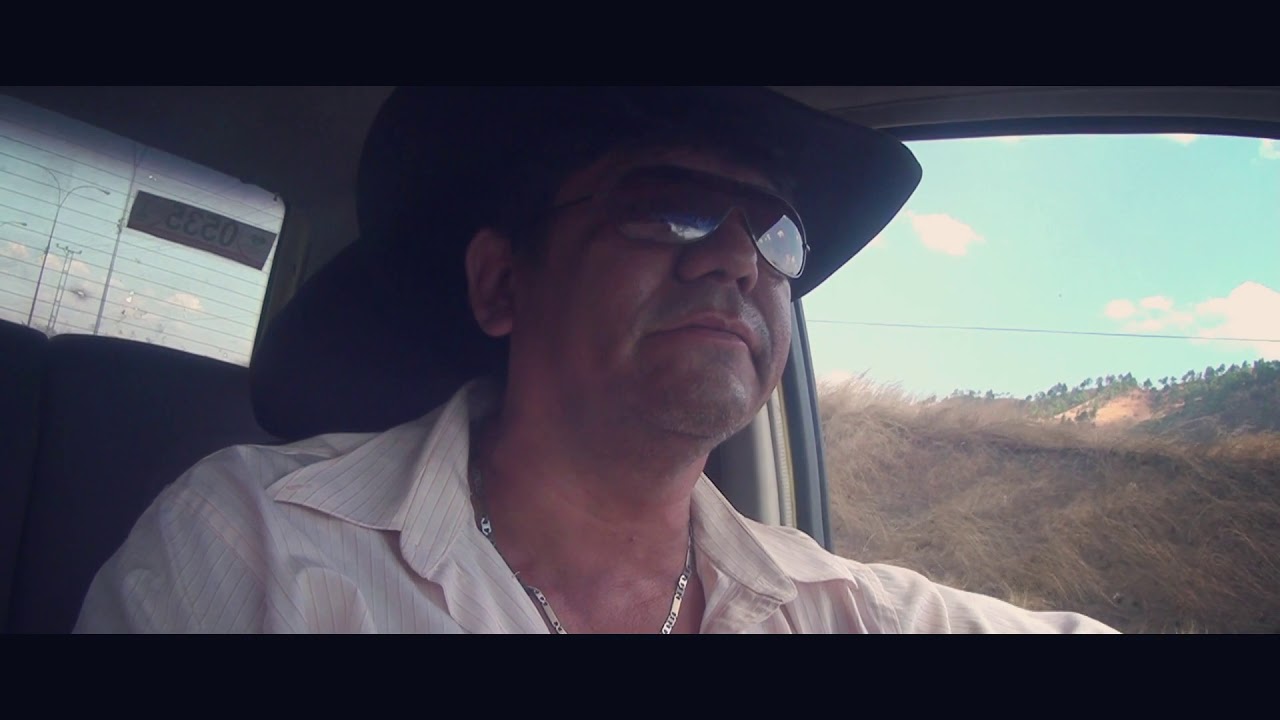 Wilson Morales - All&iacute; detr&aacute;s de la puerta (Video Oficial)