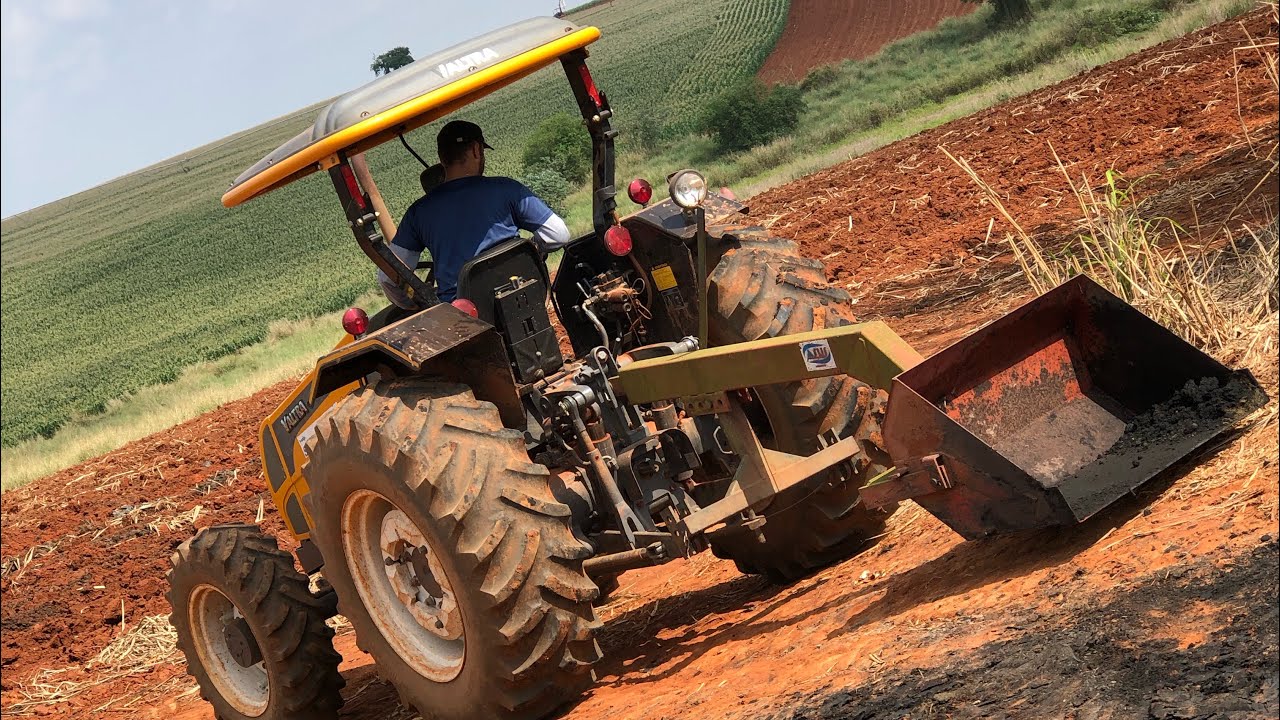TRATOR VALTRA A750 CARREGANDO ESTERCO COM PÁ TRASEIRA!