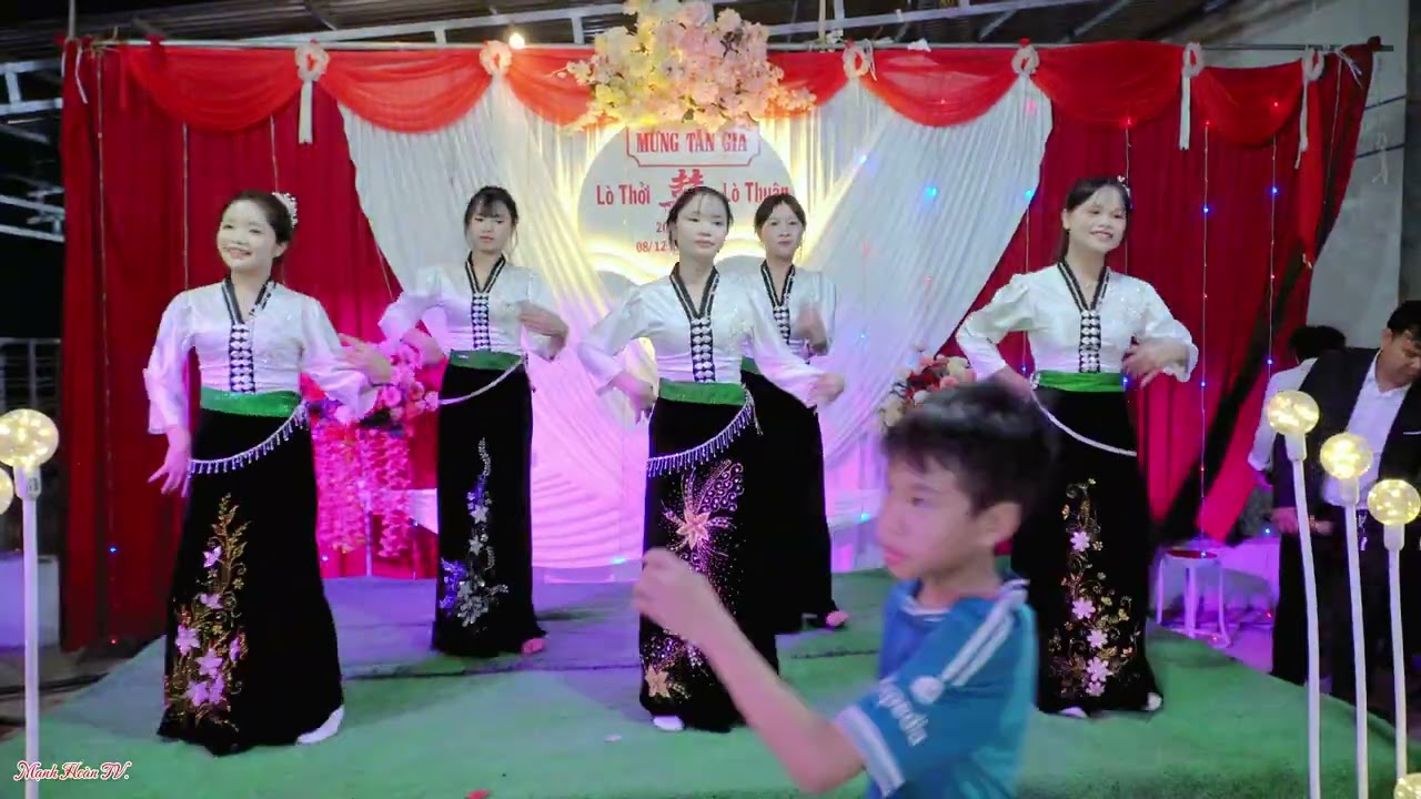 Đội văn nghệ xinh gái múa inh lả ơi mừng tân anh chị Lò Thởi + Lò Thuận Bản Lươi Là Xã Sông Mã.