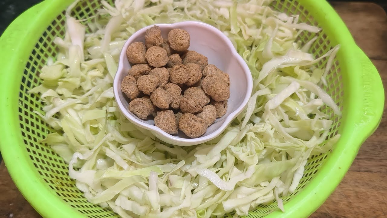রাতে ডিনারে কি বানাবেন ভাবছেন, ঝামেলা ছাড়াই একপদে বাজিমাত করে ফেলুন। Cabbage soya chunks recipe।