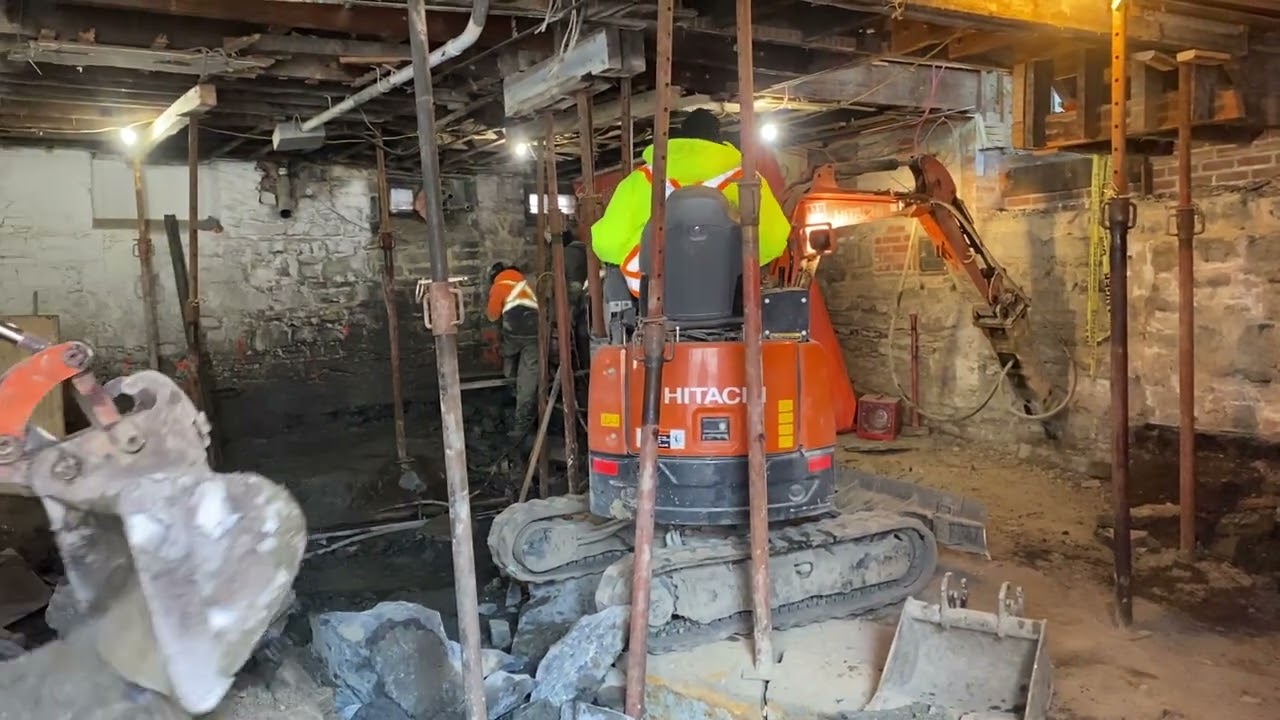 Excavation d'un sous-sol dans le roc à Westmount.
