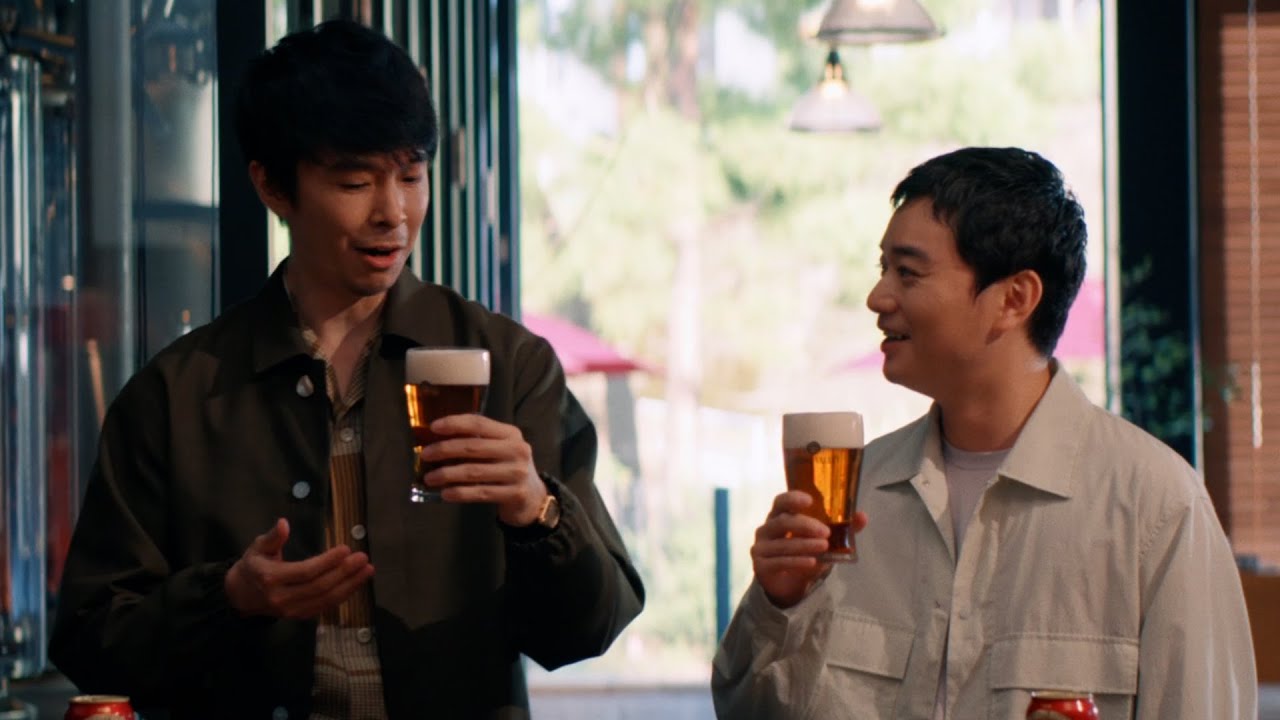 染谷将太、長谷川博己のうんちくにカットイン！「飲んでいいですか？」　スプリングバレー新CM「感動体験篇」＆メイキング