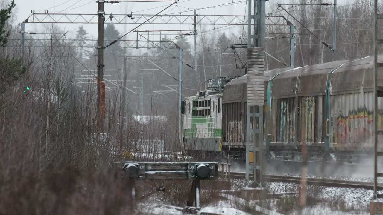 Myrskyinen maanantai päivä valkeni Akaassa lumisissa merkeissä.