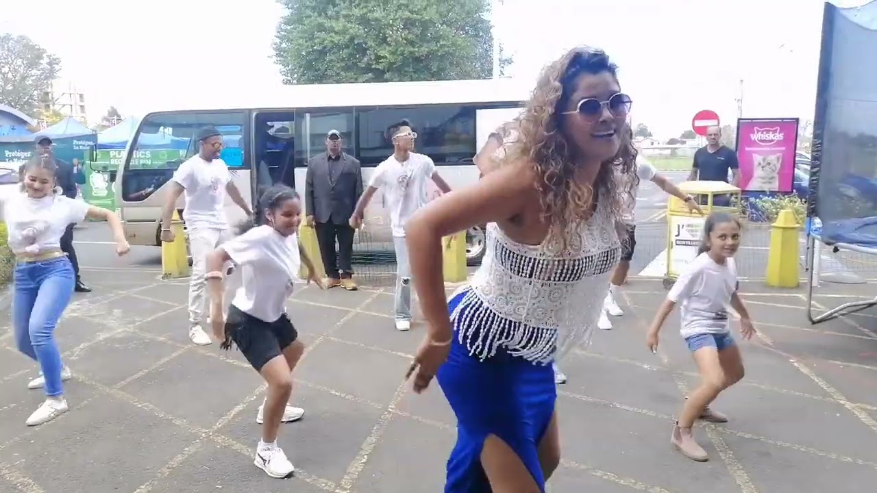 #flashback #flashmob #roadshow #dancewithnora #norafatehi #mauritius #dancemerirani #dancewinners
