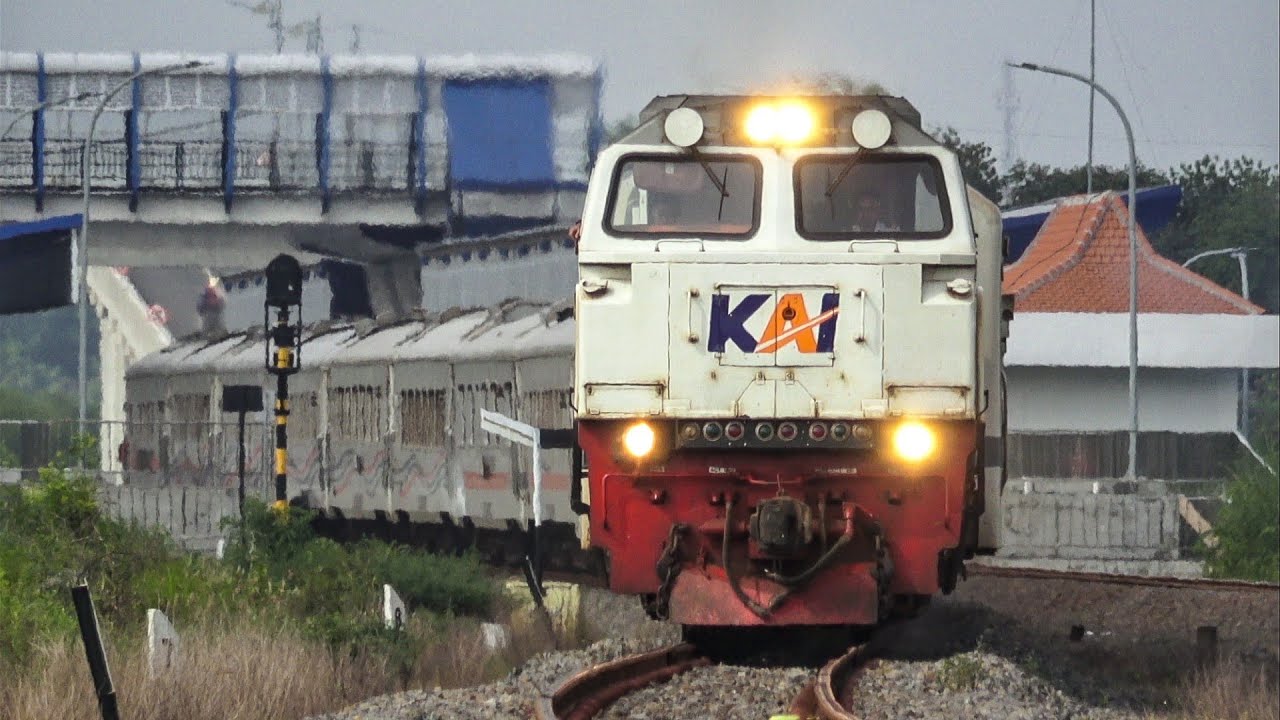 FULL SPEED !! || 9 KERETA API RAJANYA NGEBUT