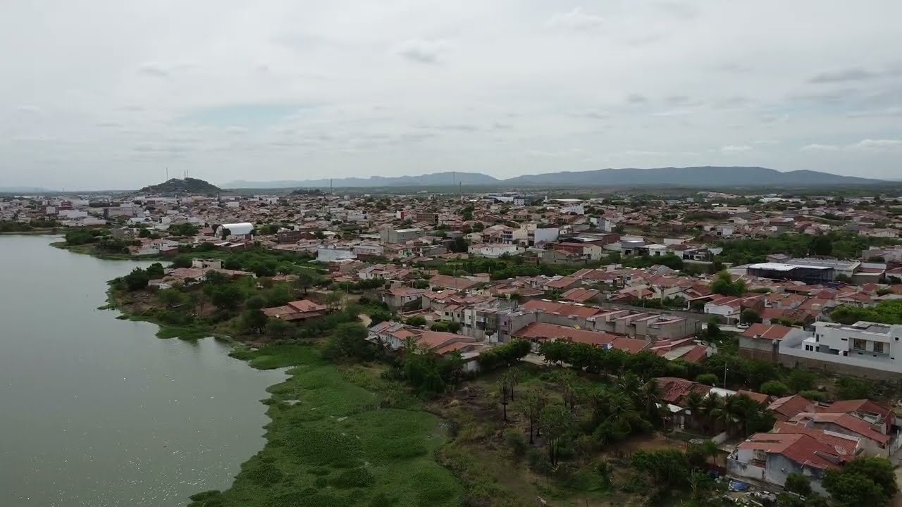 Sobrevoando a cidade de Cajazeiras no sertão da Paraiba Imagens aéreas