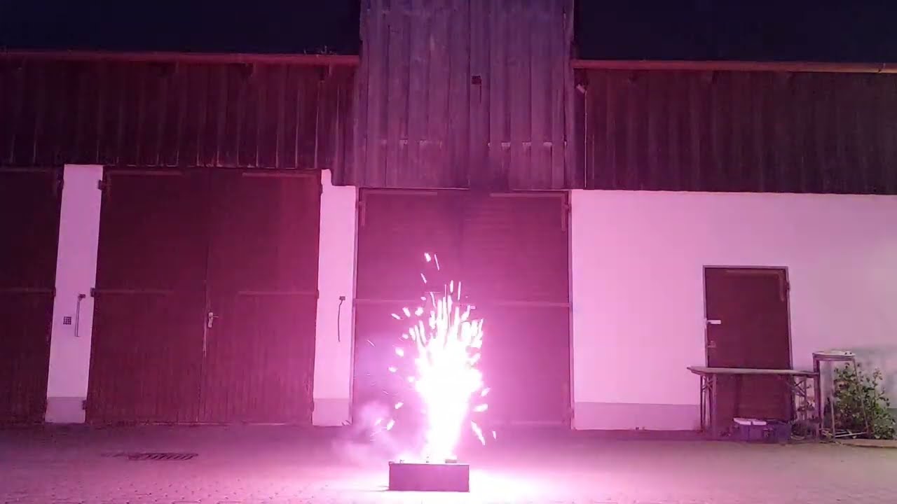 Testzündung verschiedener Bühnenpyro-Effekte