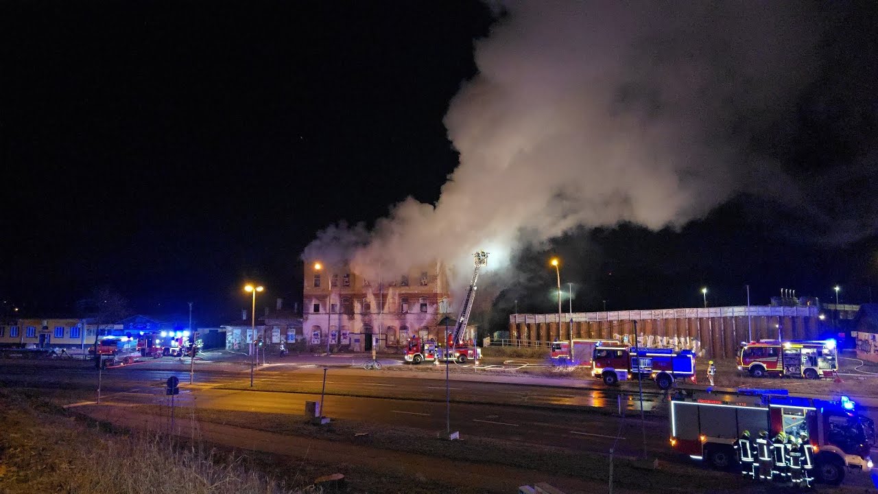 Altes Bahnhofsgebäude geht in Flammen auf.