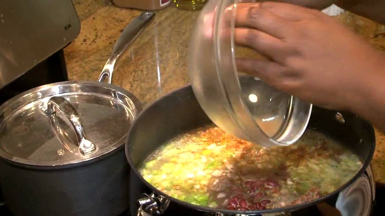 Красная фасоль и рис с копчеными крылышками индейки (Готовим с Кэролин)
