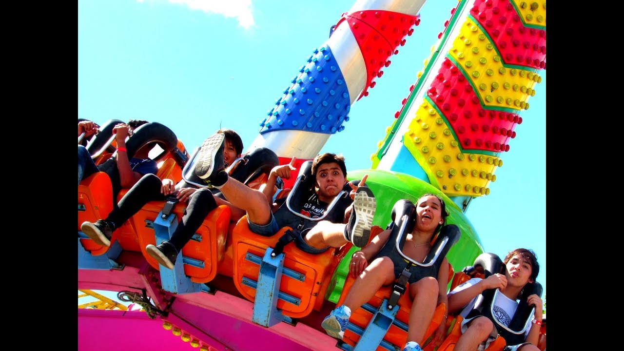 Juegos para niños ATRACCIONES JUEGOS MECANICOS En El Parque de Diversiones -