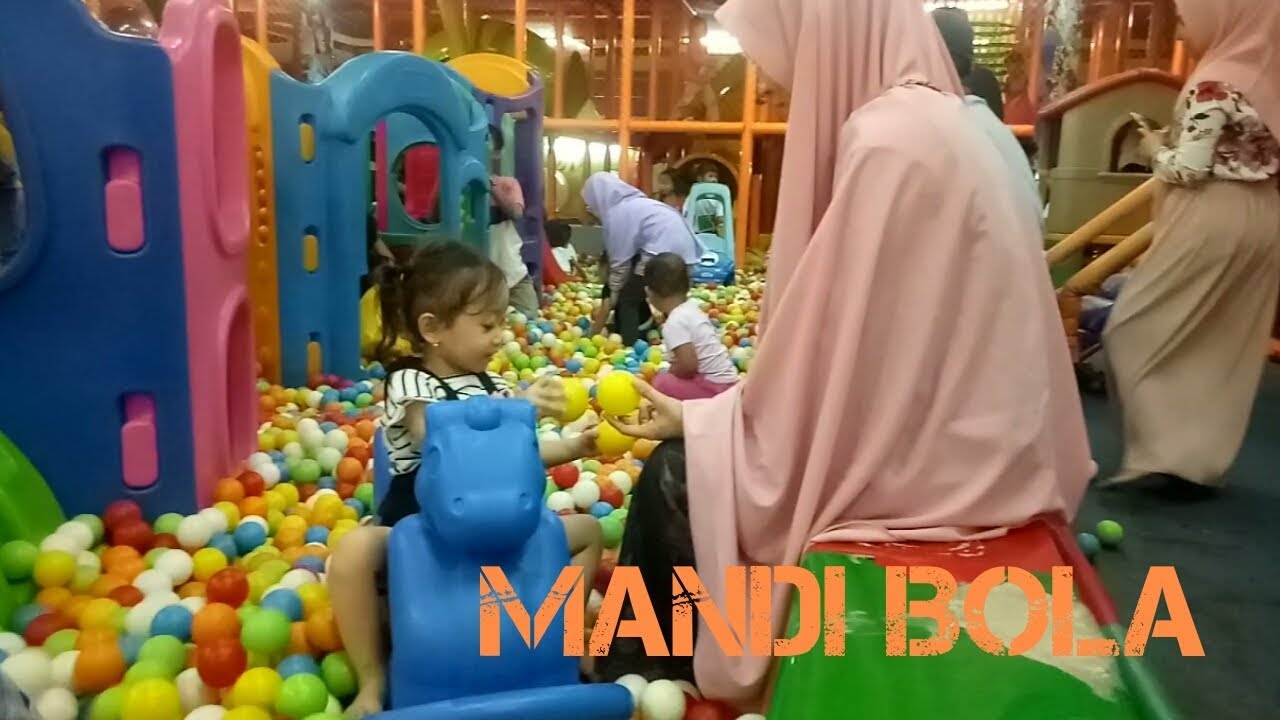 Anak lucu mandi bola dan bermain perosotan di mall Panakkukang || Permainan anak lucu sekali