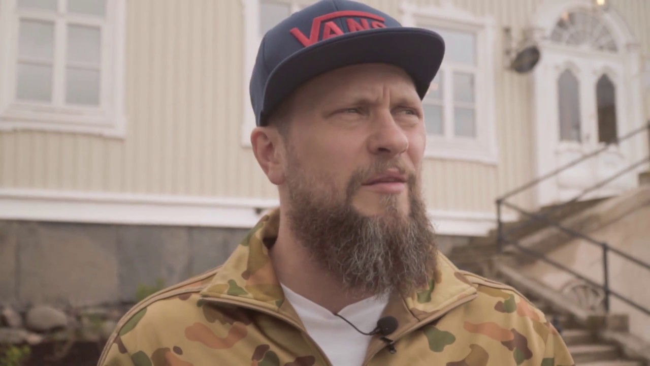 Betnér visar sin hemliga sommarstuga.