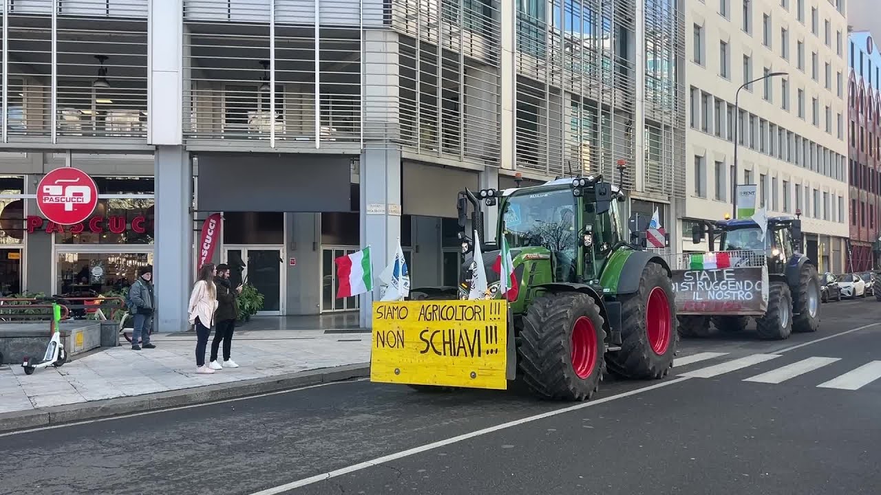 Agricoltori, a Milano decine di trattori davanti a Regione: 
