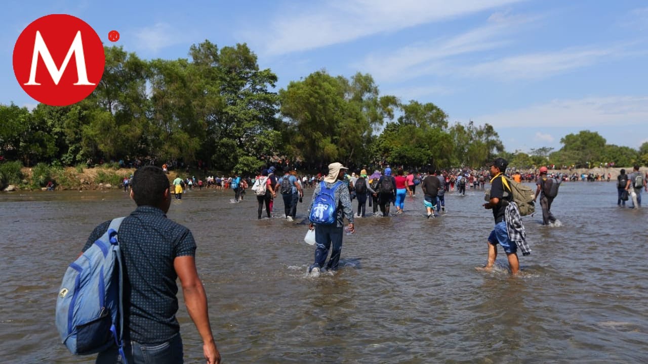 Caravana migrante ingresa a la fuerza a México