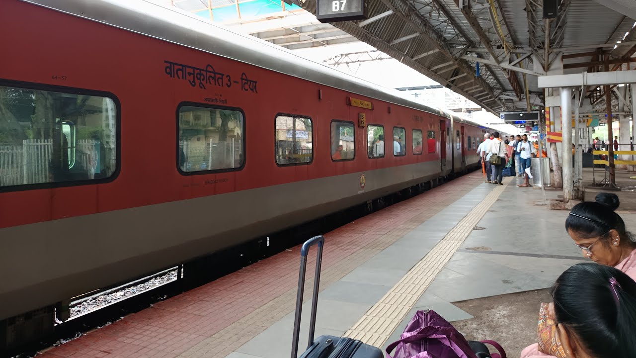 कल्याण रेलवे स्टेशन पर आने वाली ट्रेन live