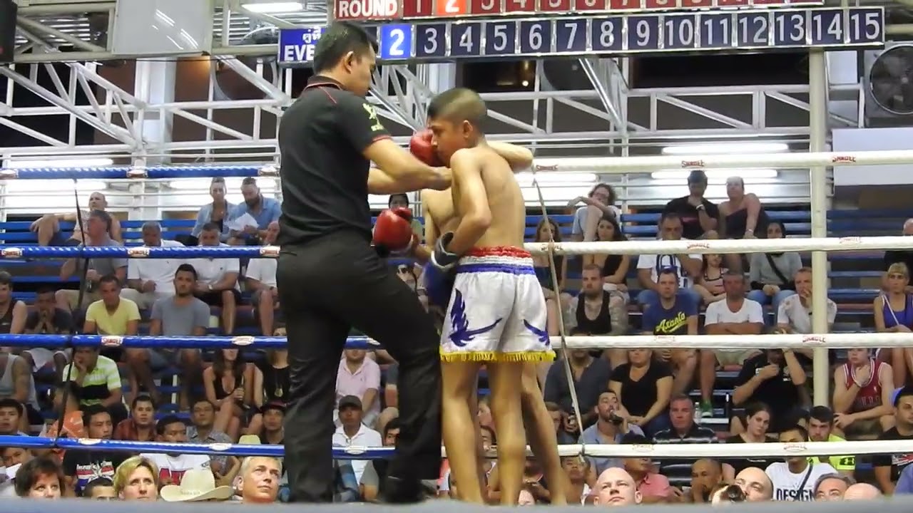 Montée sur le ring au Bangla Boxing Stadium à Phuket en Thaïlande