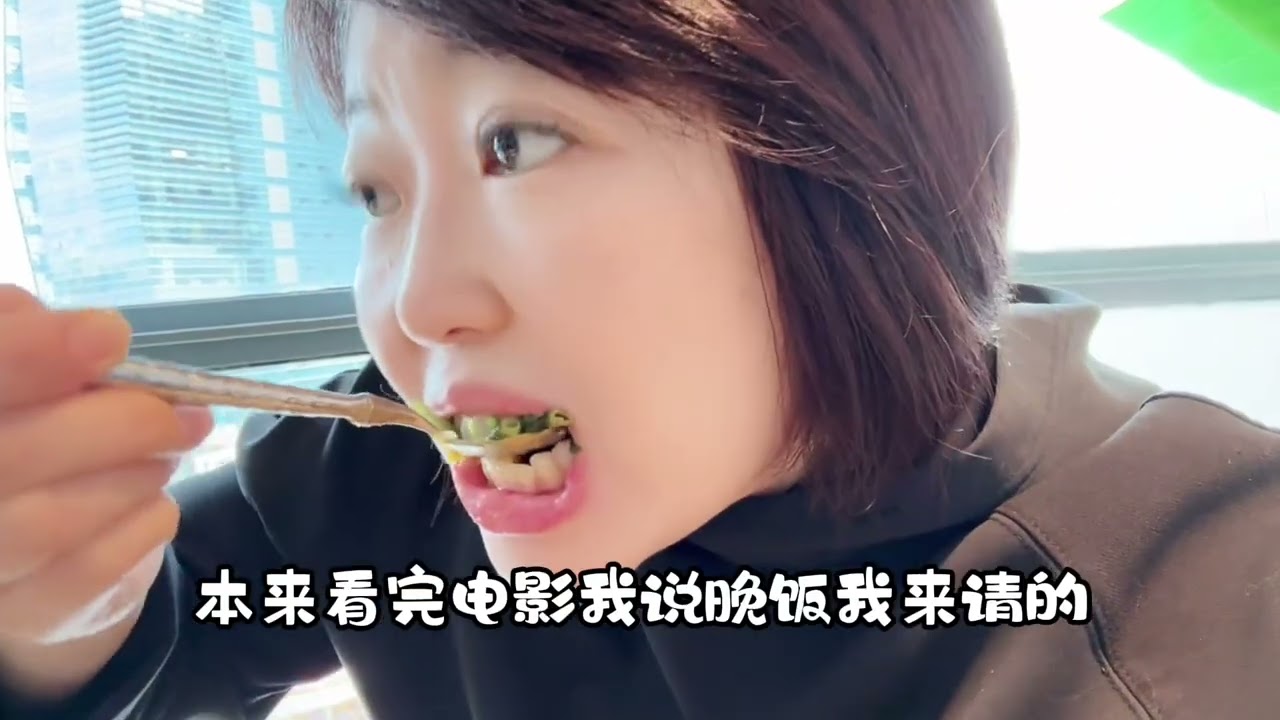 44岁单身vlog｜国庆假期和同事的一天 吃了泰餐、吃了川菜、看了志愿军三，还被一只遗弃的小猫碰瓷#vlog日常 #国庆假期 #生活日常记录 #被遗弃的猫