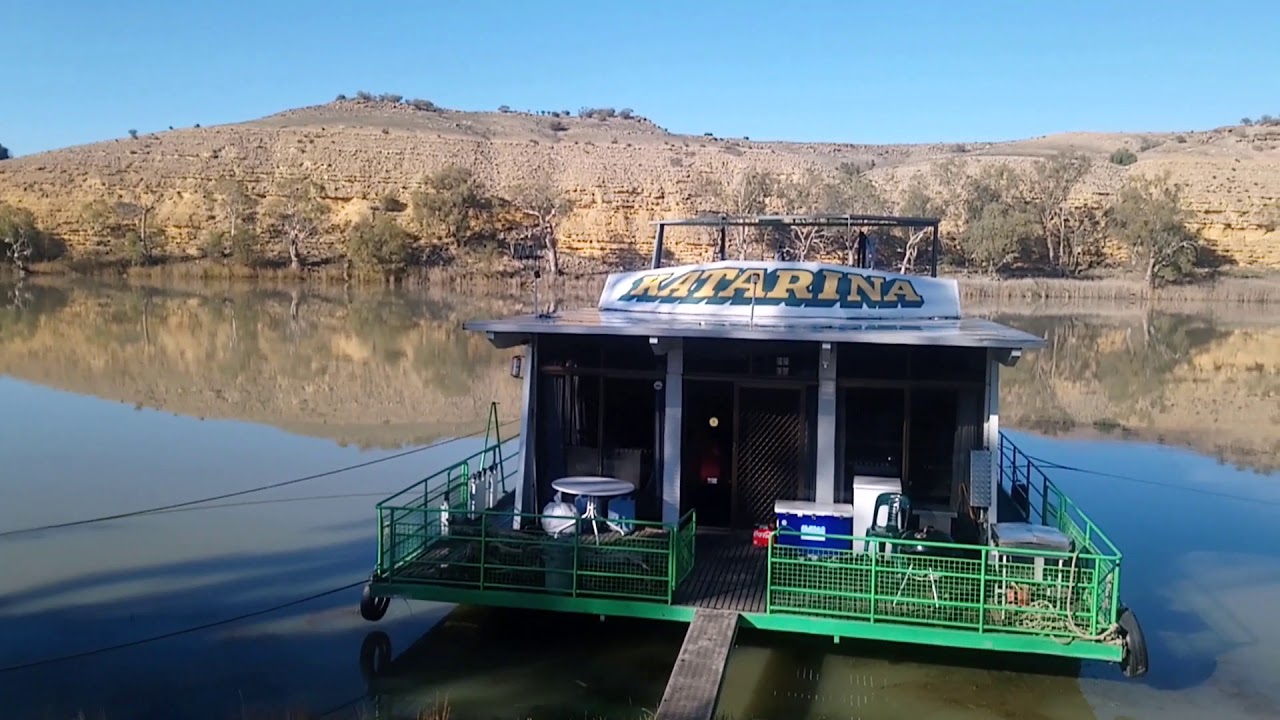 Houseboat  between Waikerie and Overland Corner