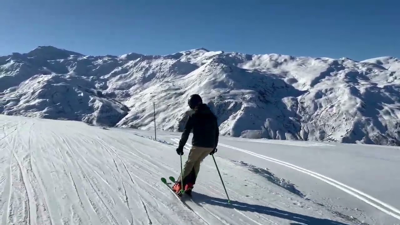 De blauwe skipiste &lsquo;Gros Tougne&rsquo; richting Les Menuires in Les 3 Vall&eacute;es