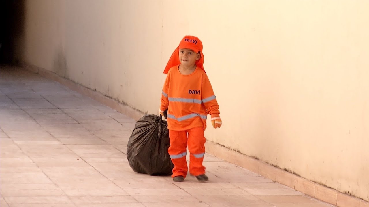 PARÁ DE MINAS: Garoto de 3 anos é fã dos coletores de lixo