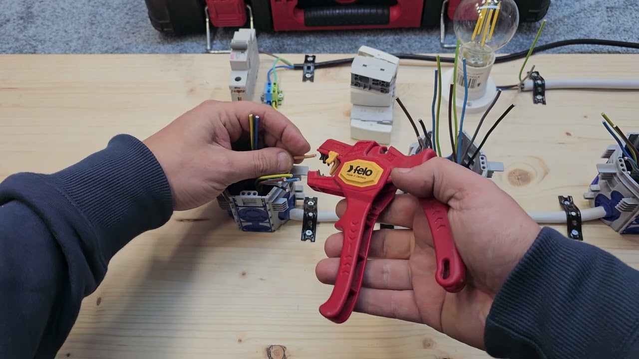Circuit Cap-Scara.Cati conductori folosim?[Link cu functionarea circuitului in descriere]