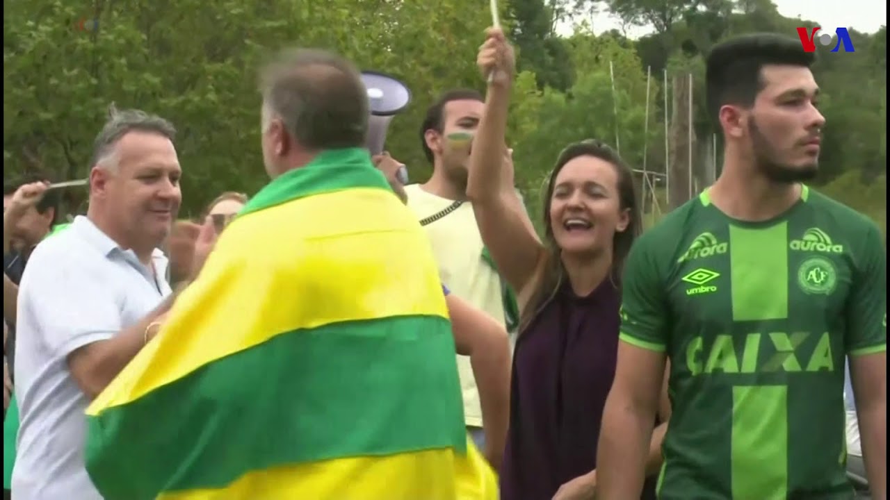 Ovos contra Lula - caravana de ex presidente atrai manifestações de apoio e de repúdio