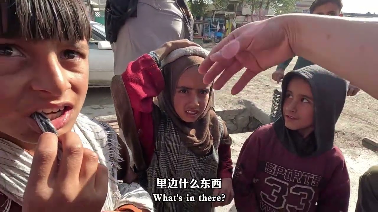 阿富汗難民的慘狀，去到哪皆慘遭驅逐，中國小夥幫助拾荒小女孩，被上百人圍堵
