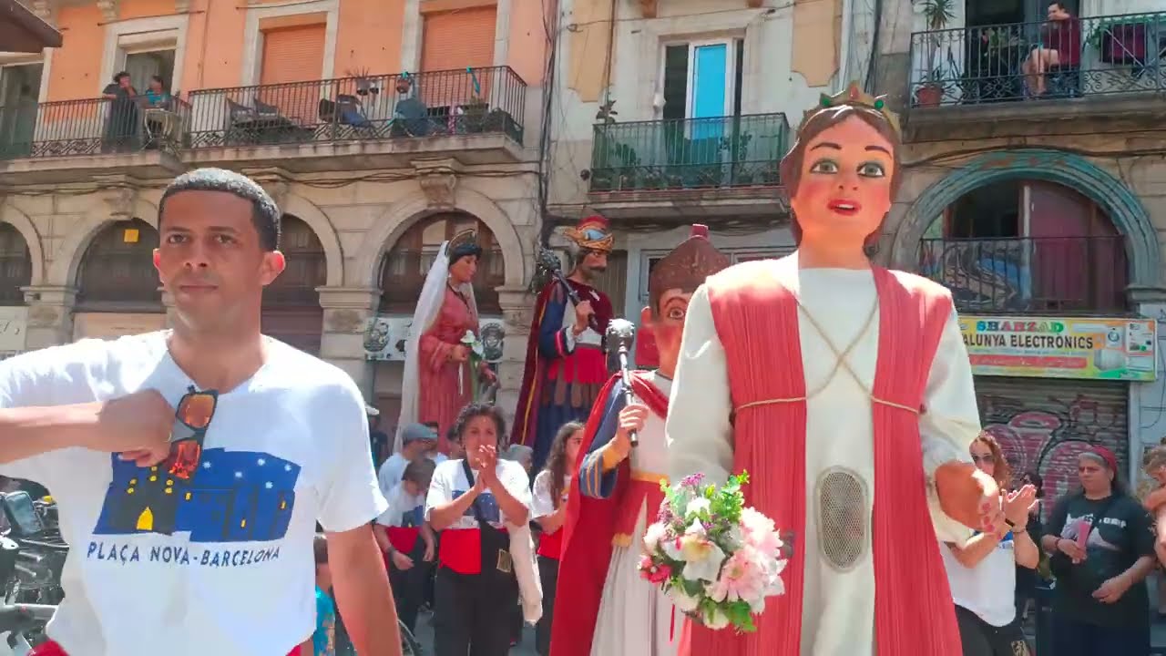 Gegants a la Festa Major del Raval de Barcelona 2023 | Entrada a la plaça del Pedró