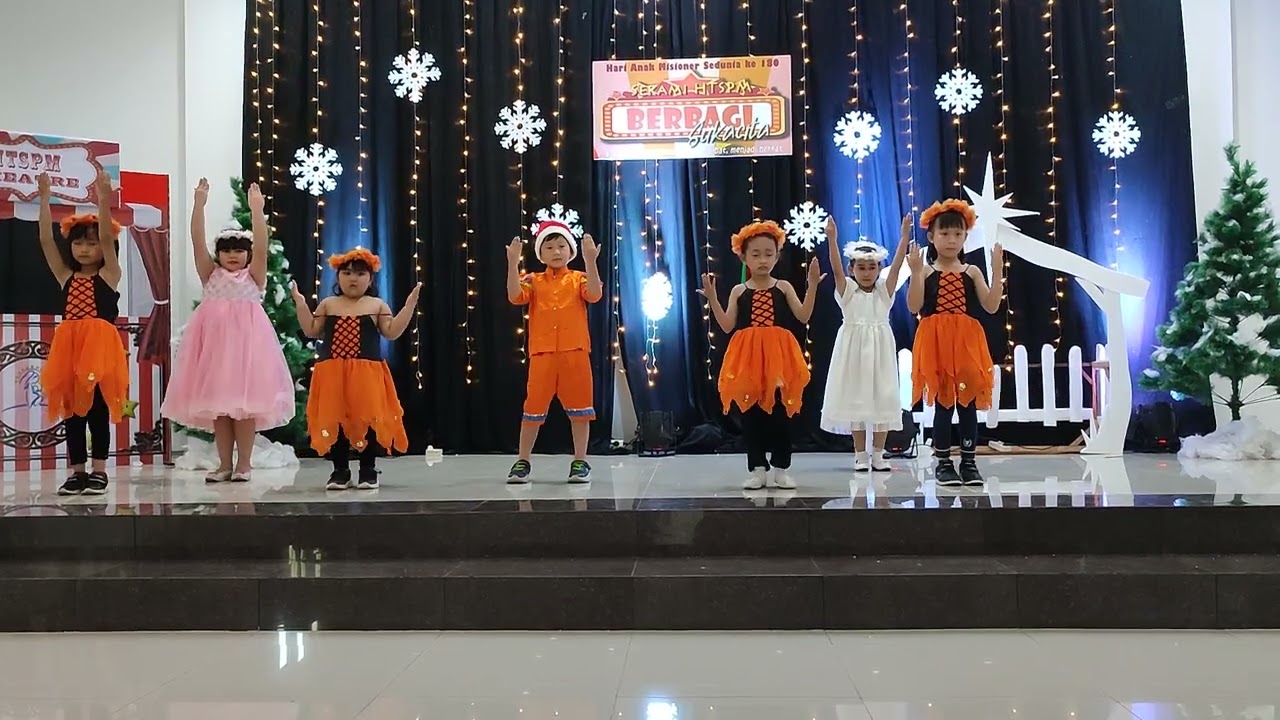 Menari di perayaaan Natal 2022