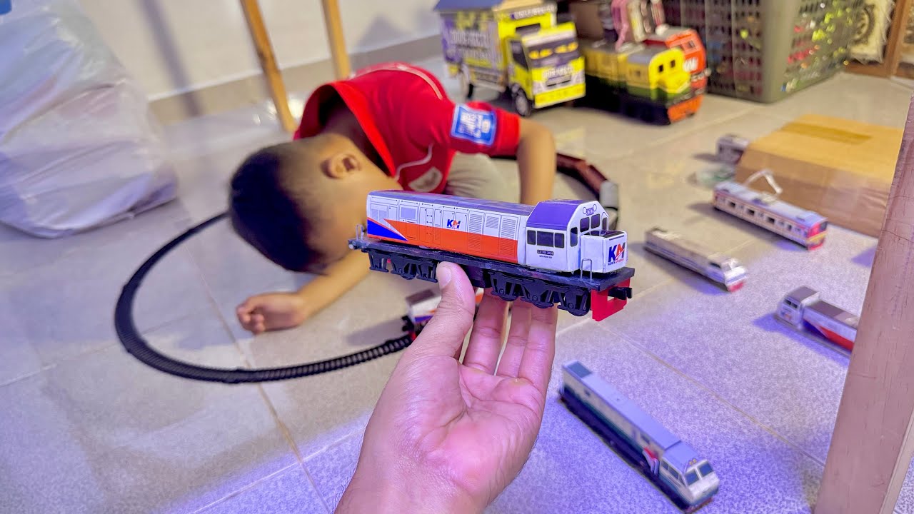 MENJALANKAN KERETA API MEMBAWA 8 GERBONG BERSAMA PAK MASINIS KECIL.