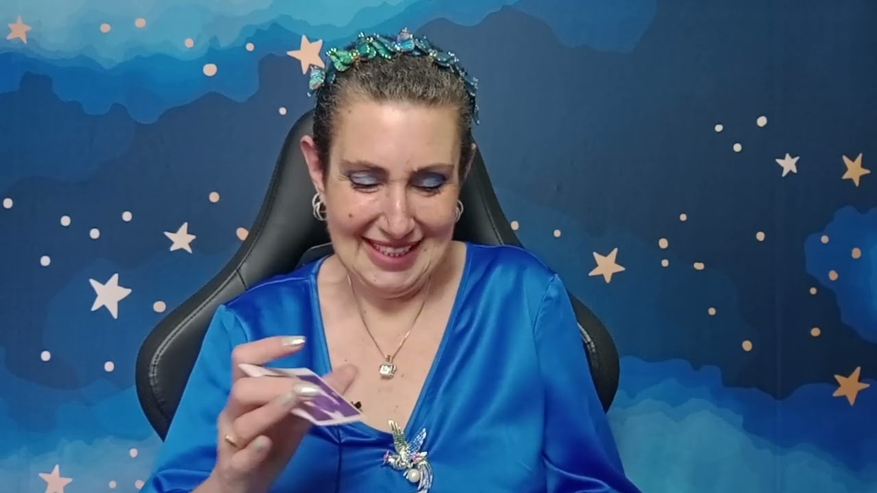 ESCORPIÃO ♏ - UM LIVRO. MICROFONE EM SUAS MÃOS. NO AMOR, O MASCULINO NÃO FARÁ NENHUM MOVIMENTO