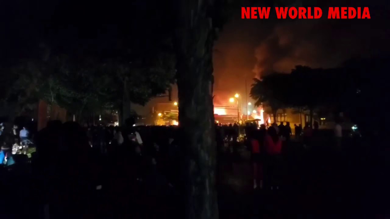 Minneapolis POLICE PRECINCT BURNED (PROTESTERS CELEBRATE)