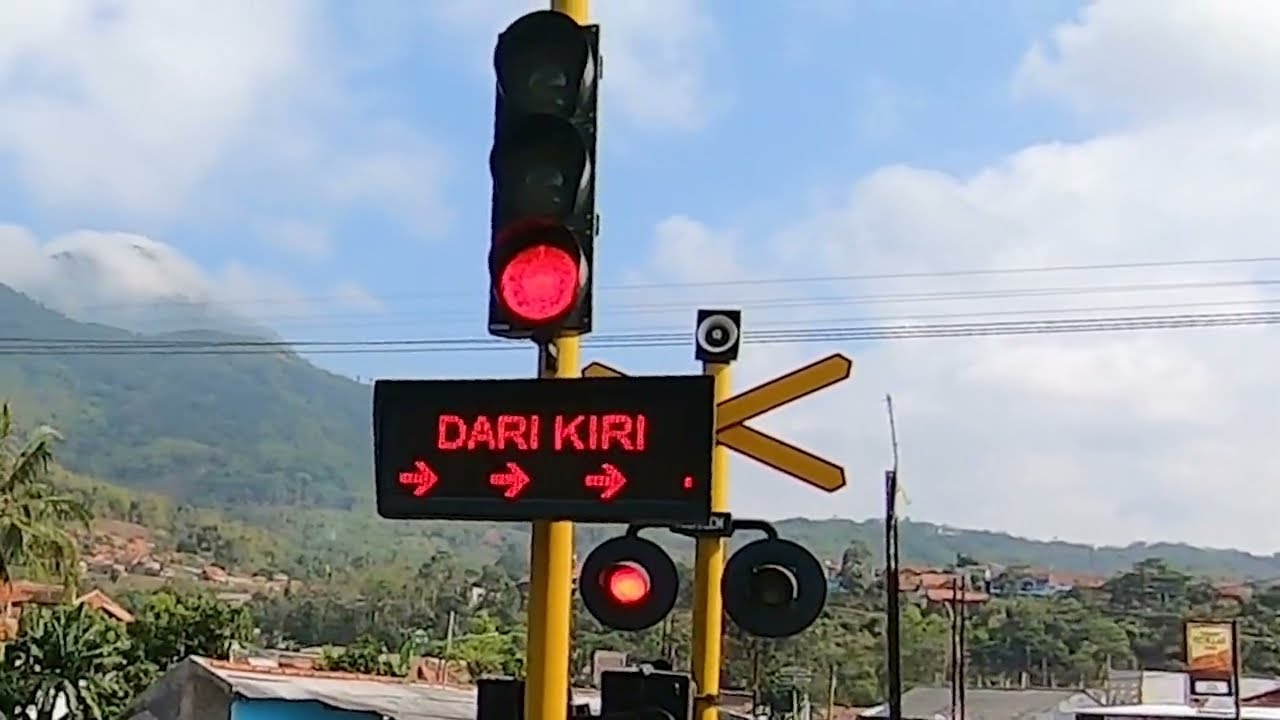 Menunggu Kereta Api Parsel Di Perlintasan Yang Indah Di Kota Garut