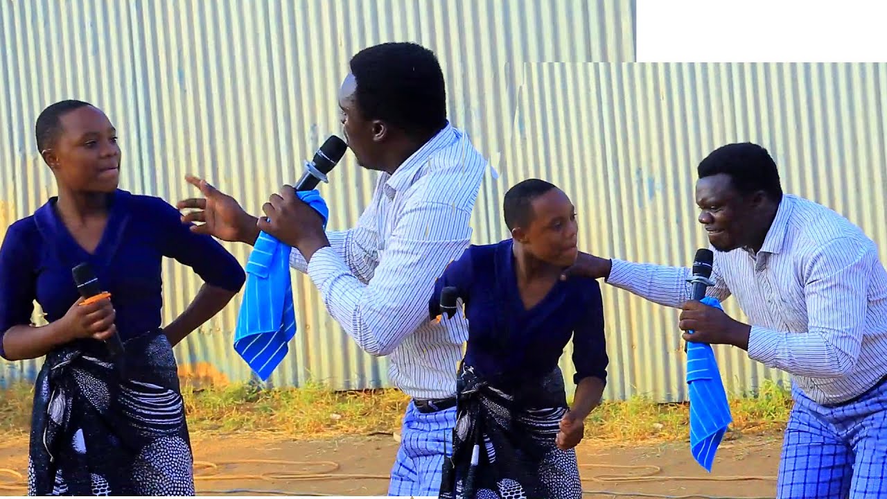 Kimanuka N'umukobwa we Batambira Imana ukabakunda//Disi barahuza cyane kuri stage