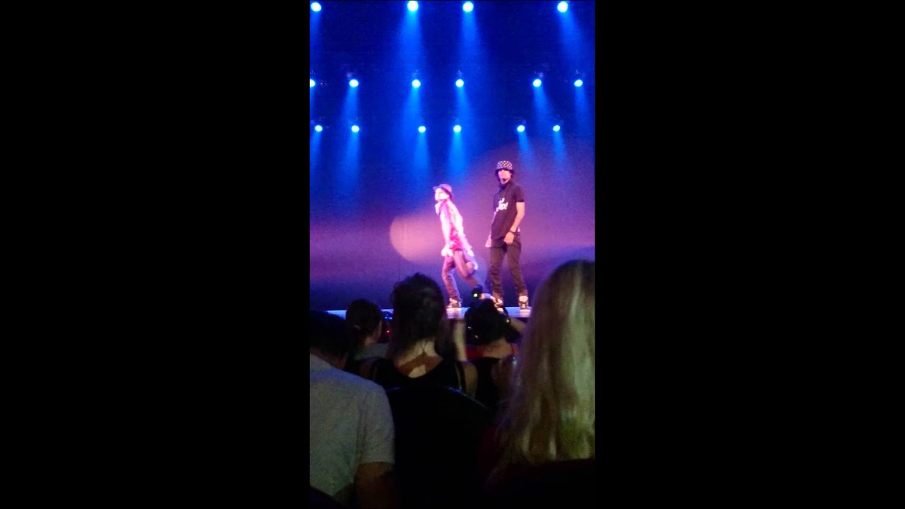Les twins Night at the theater