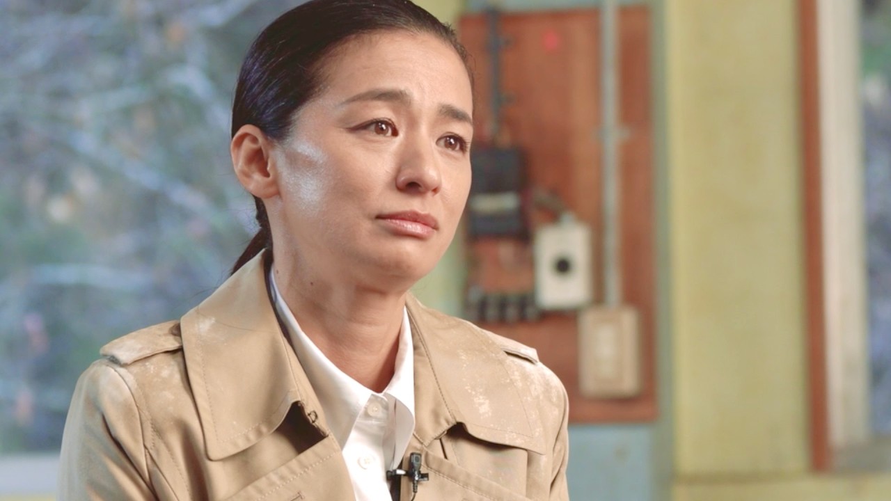 尾野真千子「夫と連絡取れないのは無理！」本格刑事役から乙女のギャップが凄すぎる／デジホ CM＋メイキング＋インタビュー