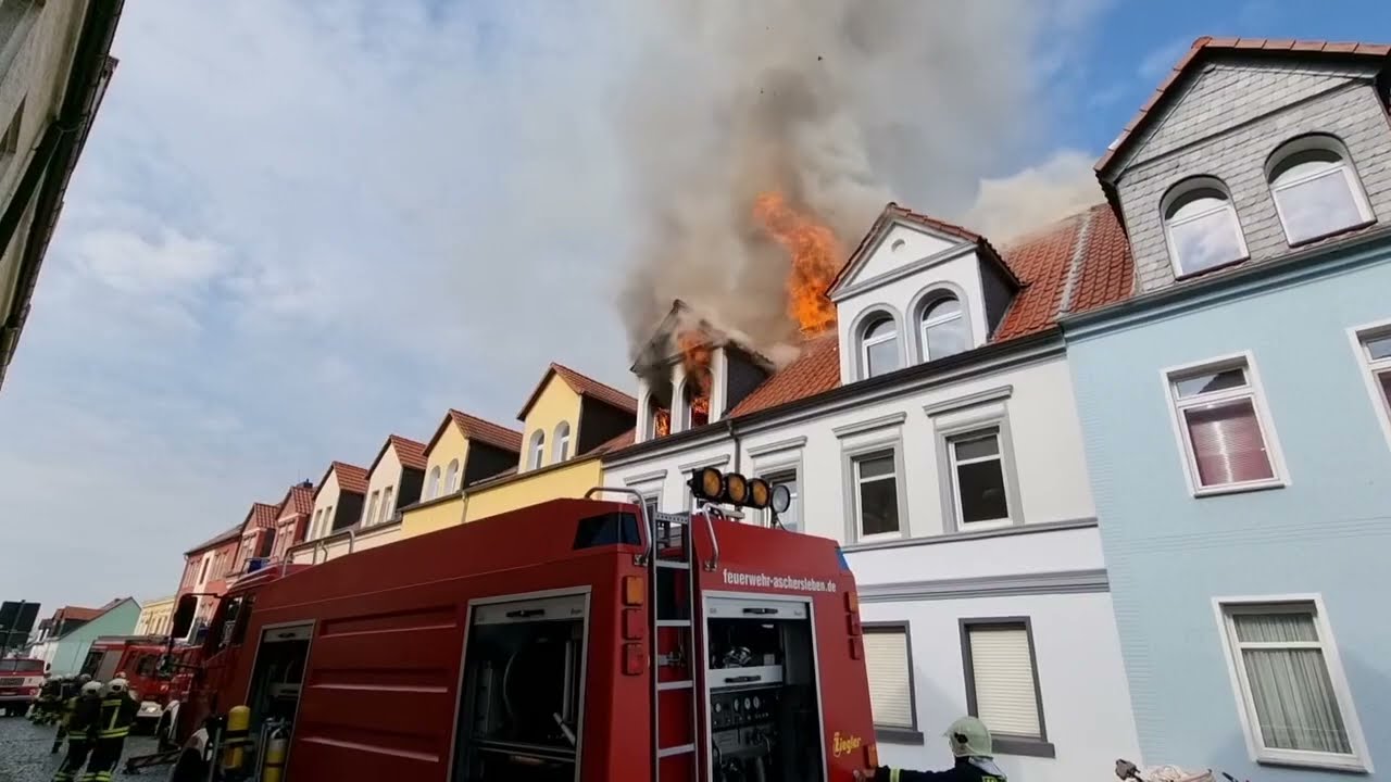 Dachgeschosswohnung in Aschersleben nach Explosion in Vollbrand
